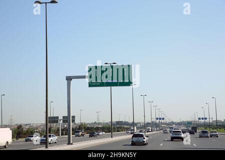 Anzeigetafel: Variable Information: 'Achtung, Geschwindigkeitsbegrenzung.' Flughafenautobahn . Autobahn asphaltierte Straße . Aserbaidschan Baku. 17.08.2021 : Stockfoto