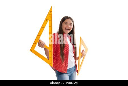 Mathematik. Lächelnd lustige Teenager-Mädchen halten Dreieck Lineal. Zurück zur Schule. Algebra und Geometrie. Stockfoto