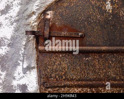 Die geschlossene Metalltür eines typischen andalusischen Holzofens Stockfoto