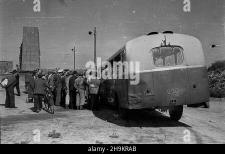 Warszawa, 1948-08-30. Œwiatowy Kongres Intelektualistów w Obronie Pokoju (25-28 VIII). Zwiedzanie stolicy. NZ. Uczestnicy Kongresu naprawiaj¹ zepsuty Autobus. ka PAP Warschau, 30. August 1948. Weltkongress der Intellektuellen zur Verteidigung des Friedens (25-28. Aug.). Touren durch Warschau. Im Bild: Teilnehmer des Kongresses reparieren einen beschädigten Bus. ka PAP Stockfoto