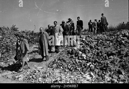 Warszawa, 1948-08-30. Œwiatowy Kongres Intelektualistów w Obronie Pokoju (25-28 VIII). Zwiedzanie stolicy. NZ. Uczestnicy Kongresu w ruinach getta warszawskiego. ka PAP Warschau, 30. August 1948. Weltkongress der Intellektuellen zur Verteidigung des Friedens (25-28. Aug.). Touren durch Warschau. Im Bild: Teilnehmer des Kongresses in den Ruinen des ehemaligen Warschauer Ghettos. ka PAP Stockfoto