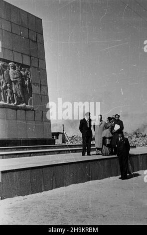 Warszawa, 1948-08-30. Œwiatowy Kongres Intelektualistów w Obronie Pokoju (25-28 VIII). Zwiedzanie stolicy. NZ. Uczestnicy Kongresu przed Pomnikiem Bohaterów Getta. ka PAP Warschau, 30. August 1948. Weltkongress der Intellektuellen zur Verteidigung des Friedens (25-28. Aug.). Touren durch Warschau. Im Bild: Teilnehmer des Kongresses vor dem Denkmal der Helden des Ghettos. ka PAP Stockfoto