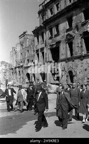 Warszawa, 1948-08-30. Œwiatowy Kongres Intelektualistów w Obronie Pokoju (25-28 VIII). Zwiedzanie stolicy. NZ. Uczestnicy Kongresu na ulicy Œwiêtojañskiej. Z prawej kamienica Koœcielskich zwanej Mansjonaria. ka PAP Warschau, 30. August 1948. Weltkongress der Intellektuellen zur Verteidigung des Friedens (25-28. Aug.). Touren durch Warschau. Im Bild: Teilnehmer des Kongresses in der Swietojanska Straße. Auf der rechten Seite das Haus der Koscielskis, genannt Mansjonaria. ka PAP Stockfoto