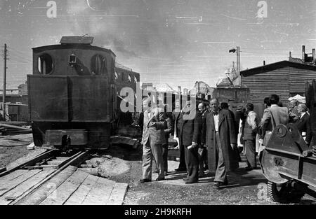 Warszawa, 1948-08-30. Œwiatowy Kongres Intelektualistów w Obronie Pokoju (25-28 VIII). Zwiedzanie stolicy. NZ. Uczestnicy Kongresu na placu budowy Trasy Wschód-Zachód (Trasy WZ). ka PAP Warschau, 30. August 1948. Weltkongress der Intellektuellen zur Verteidigung des Friedens (25-28. Aug.). Touren durch Warschau. Im Bild: Teilnehmer des Kongresses auf der Baustelle der W-Z (Ost-West) Route. ka PAP Stockfoto