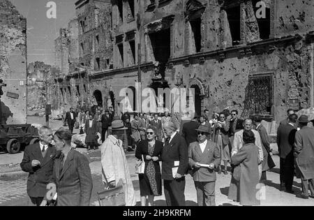 Warszawa, 1948-08-30. Œwiatowy Kongres Intelektualistów w Obronie Pokoju (25-28 VIII). Zwiedzanie stolicy. NZ. Uczestnicy Kongresu na ulicy Œwiêtojañskiej. Z prawej kamienica Koœcielskich zwana Mansjonaria. ka PAP Warschau, 30. August 1948. Weltkongress der Intellektuellen zur Verteidigung des Friedens (25-28. Aug.). Touren durch Warschau. Im Bild: Teilnehmer des Kongresses in der Swietojanska Straße. Auf der rechten Seite das Haus der Koscielskis, genannt Mansjonaria. ka PAP Stockfoto