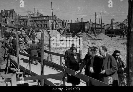 Warszawa, 1948-08-30. Œwiatowy Kongres Intelektualistów w Obronie Pokoju (25-28 VIII). Zwiedzanie stolicy. NZ. Uczestnicy Kongresu na prowizorycznym moœcie nad budowan¹ Tras¹ Wschód-Zachód (Tras¹ W-Z). ka PAP Warschau, 30. August. Der Weltkongress der Intellektuellen zur Verteidigung des Friedens (Aug 25-28). Die Besichtigungstour von Warschau. Im Bild: Delegierte auf der provisorischen Brücke über die West-Ost-Route (W-Z). ka PAP Stockfoto