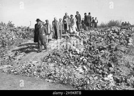 Warszawa, 1948-08-30. Œwiatowy Kongres Intelektualistów w Obronie Pokoju (25-28 VIII). Po jego zakoñczeniu delegaci zwiedzili stolicê. NZ. Uczestnicy kongresu wœród Ruine by³ego getta. ka PAP Warschau, 30. August 1948. Der Weltkongress der Intellektuellen zur Verteidigung des Friedens (Aug 25-28). Nach den Debatten besuchten die Delegierten die Hauptstadt. Im Bild: congres-Teilnehmer in den Ruinen des ehemaligen Ghettos. ka PAP Stockfoto