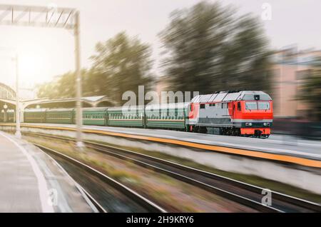 Der moderne Dieselzug mit Personenzug fährt vom Bahnhof ab Stockfoto