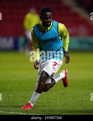 Charlton Athletic's Diallang Jaiyesimi erwärmt sich vor dem Sky Bet League One Spiel im Londoner Valley. Bilddatum: Dienstag, 7. Dezember 2021. Stockfoto