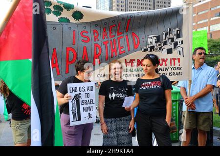 Beim Nationalen Aktionstag für Gaza, der von Adalah-NY, NYC, 24. Juli 2014 organisiert wurde, zeigen Menschen Fahnen und Banner und fordern ein Ende der US-Hilfe für Israel Stockfoto