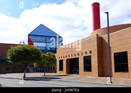 Oregon Museum of Science and Industry, OMSI, 1945 SE Water Ave, Portland, Oregon. Außenansicht eines Wissenschafts- und Technologiemuseums. Stockfoto