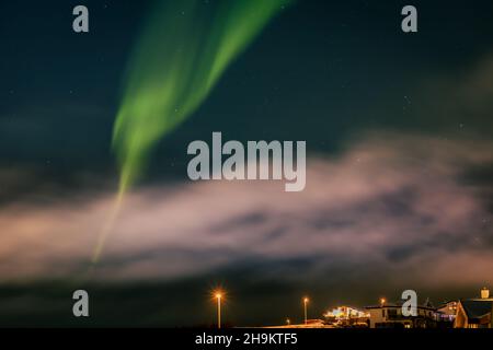 Grüne Nordlichter über der Stadt Hafnarfjordur, Island. Winternacht, keine Menschen. Stockfoto