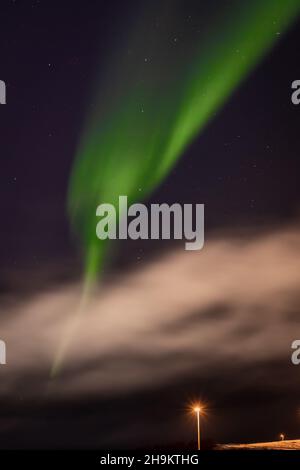 Grüne Nordlichter über der Stadt Hafnarfjordur, Island. Winternacht, keine Menschen. Stockfoto