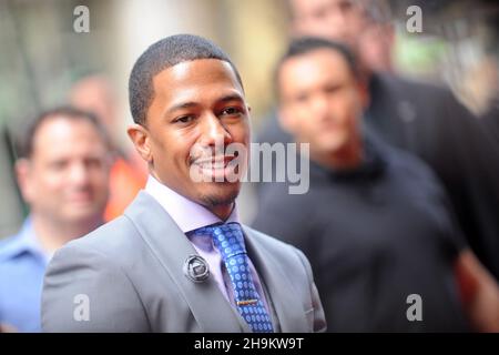 NEW YORK, NY - 09. APRIL: Die „America's Got Talent“-Jury Howie Mandel, Heidi Klum, Howard Stern und Mel B nehmen an der „America's Got Talent“-Saison 8 Teil Treffen Sie das Judges Red Carpet Event am 9. April 2013 im Hammerstein Ballroom in New York City Menschen: Nick Cannon Stockfoto