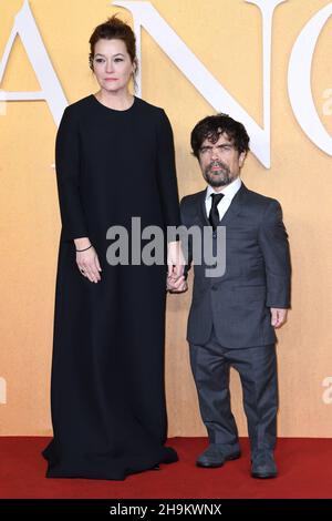 7th. Dezember 2021. London, Großbritannien. Erica Schmidt und Peter Dinklage bei der Cyrano UK Premiere, Odeon Luxe Cinema, Leicester Square, London. Quelle: Doug Peters/EMPICS/Alamy Live News Stockfoto