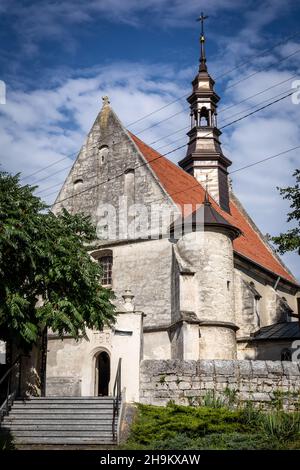 Dobrowoda, Polen - 31. Juli 2021: Vorderansicht einer romanischen, mittelalterlichen Kirche der Heiligen Maria Magdalena. Stockfoto