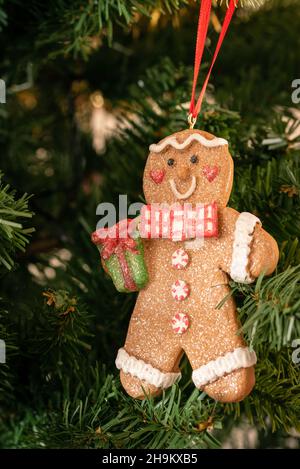 Nahaufnahme des Christbaumzweiges, der mit einer Ingwer-Mann-Figur geschmückt ist Stockfoto