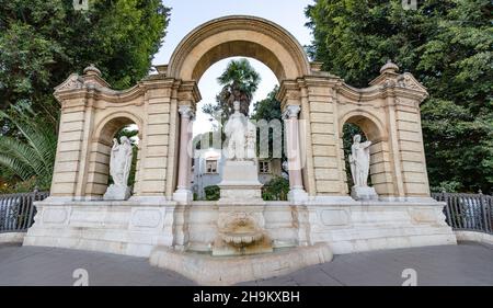 Fuente de Hispania, monumentaler Brunnen, der als Zugang zum María Luisa Park in Sevilla, Andalusien, Spanien diente Stockfoto