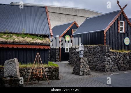 Hafnarfjordur, Island - Juli 17,2021: Holzhütten im Viking Hotel. Traditionelle architektur im wikingerstil. Stockfoto
