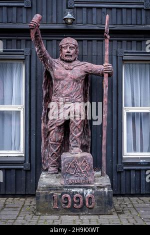 Hafnarfjordur, Island - 17. Juli 2021: Eine Holzskulptur des Odin gottes mit einem Trinkhorn, vor dem Viking Hotel in Hafnarfjordur Stadt. Stockfoto