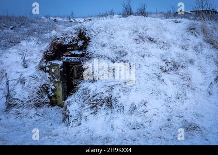 Ein isländischer Rasenkeller, mit Schnee bedeckt. Stockfoto