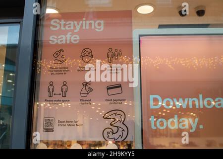 Windsor, Großbritannien. 7th. Dezember 2021. Ein Covid-19-Safe-Schild im Handyshop 3 in Windsor. Quelle: Maureen McLean/Alamy Stockfoto