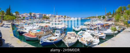 Blick auf die wunderschöne Insel Spetses, Griechenland. Stockfoto