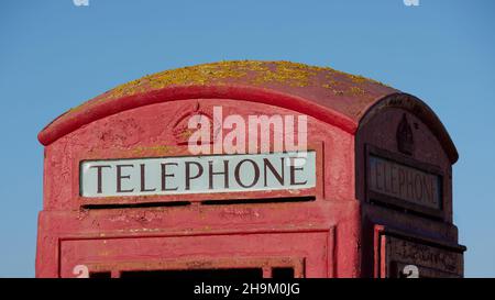 Teil der legendären britischen roten Telefonbox, die in Großbritannien zu sehen ist. Stockfoto