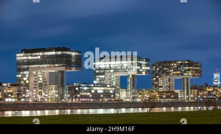 Beleuchtete Gebäude in der Kölner Nachtsilhouette Stockfoto