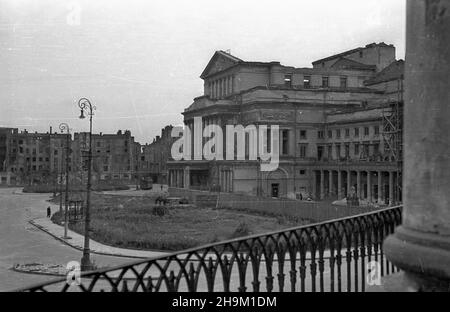 Warszawa, 1948-09. Plac Teatralny i Teatr Wielki. Widok z balkonu kamienicy Johanna Christopha Hartmanna Petiscusa. ka PAP Dok³adny dzieñ wydarzenia nieustalony. Warschau, September 1948. Der Teatralny-Platz und das Grand Theatre. Der Blick vom Balkon auf das Mietshaus von Johann Christoph Hartmann Petiscus. ka PAP Stockfoto