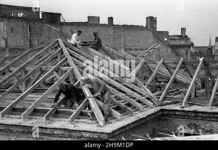 Warszawa, 1948-09. Robotnicy odbudowywuj¹ dach kamienicy Johanna Christopha Hartmanna Petiscusa. ka PAP Dok³adny dzieñ wydarzenia nieustalony. Warschau, September 1948. Arbeiter bauen ein Dach des Johann Christoph Hartmann Petiscus Gebäudes um. ka PAP Stockfoto