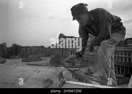 Warszawa, 1948-09. Robotnik na dachu kamienicy Johanna Christopha Hartmanna Petiscusa. W g³êbi Plac Teatralny i Teatr Wielki. ka PAP Dok³adny dzieñ wydarzenia nieustalony. Warschau, September 1948. Arbeiter auf dem Dach des Johann Christoph Hartmann Petiscus-Gebäudes. Im Hintergrund Teatralny Platz und Wielki Theater. ka PAP Stockfoto