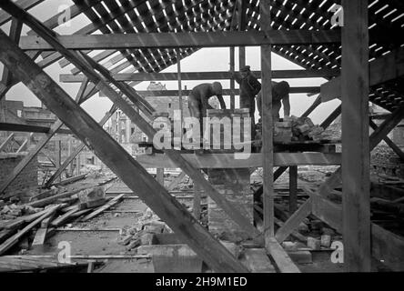 Warszawa, 1948-09. Robotnicy odbudowywuj¹ dach kamienicy Johanna Christopha Hartmanna Petiscusa. ka PAP Dok³adny dzieñ wydarzenia nieustalony. Warschau, September 1948. Arbeiter rekonstruieren das Dach des Mietskades von Johann Christoph Hartmann Petiscus. ka PAP Stockfoto