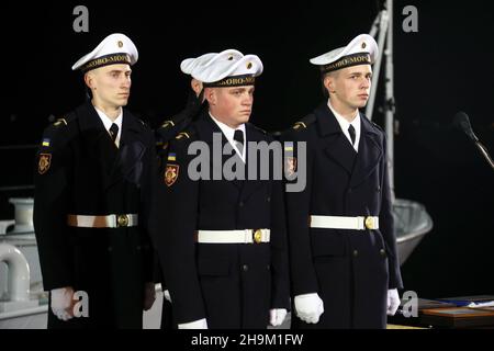 Nicht exklusiv: ODESA, UKRAINE - 06. DEZEMBER 2021 - die Teilnehmer stehen während der Feier des Tages der Streitkräfte der Ukraine, Odesa, Stockfoto