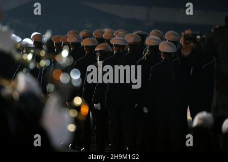 Nicht exklusiv: ODESA, UKRAINE - 06. DEZEMBER 2021 - die Teilnehmer marschieren während der Feier des Tages der Streitkräfte der Ukraine, Odesa, Süd Stockfoto