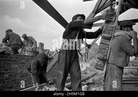 Warszawa, 1948-09. Robotnicy odbudowywuj¹ dach kamienicy Johanna Christopha Hartmanna Petiscusa. ka PAP Dok³adny dzieñ wydarzenia nieustalony. Warschau, September 1948. Arbeiter rekonstruieren das Dach des Mietskades von Johann Christoph Hartmann Petiscus. ka PAP Stockfoto