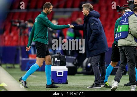 AMSTERDAM, NIEDERLANDE - 7. DEZEMBER: Trainer Rúben Amorim von Sporting CP während des UEFA Champions League-Spiels zwischen Ajax und Sporting Clube de Portugal in der Johan Cruijff Arena am 7. Dezember 2021 in Amsterdam, Niederlande (Foto: Peter Lous/Orange Picches) Stockfoto