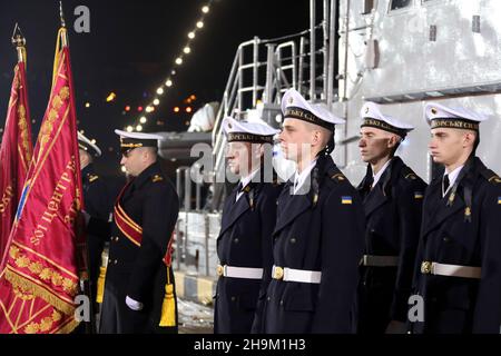 Nicht exklusiv: ODESA, UKRAINE - 06. DEZEMBER 2021 - die Teilnehmer stehen während der Feier des Tages der Streitkräfte der Ukraine, Odesa, Stockfoto