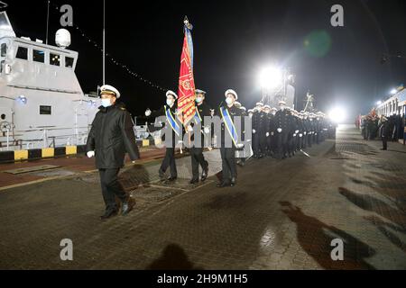 Nicht exklusiv: ODESA, UKRAINE - 06. DEZEMBER 2021 - die Teilnehmer marschieren während der Feier des Tages der Streitkräfte der Ukraine, Odesa, Süd Stockfoto