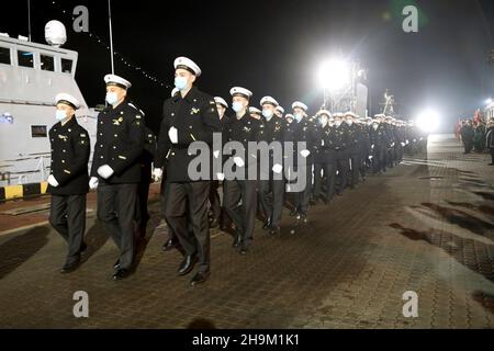 Nicht exklusiv: ODESA, UKRAINE - 06. DEZEMBER 2021 - die Teilnehmer marschieren während der Feier des Tages der Streitkräfte der Ukraine, Odesa, Süd Stockfoto