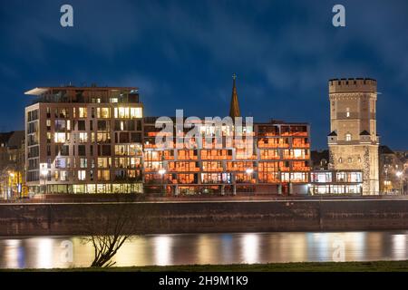 Beleuchtete Gebäude in der Kölner Nachtsilhouette Stockfoto