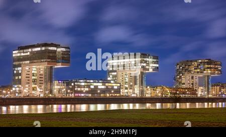 Beleuchtete Gebäude in der Kölner Nachtsilhouette Stockfoto