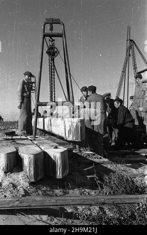 Stettin, 1948-09. Rozbudowa Portu Szczeciñskiego. Budowa stacji rozrz¹dowej, która bêdzie obs³ugiwa³a basen prze³adunkowy. msa PAP Dok³adny dzieñ wydarzenia nieustalony. Szczecin, September 1948. Die Entwicklung des Hafens von Stettin. Der Bau des Rangierbahnhofs für den Betrieb des Umladebeckens. msa PAP Stockfoto