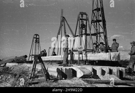 Stettin, 1948-09. Rozbudowa Portu Szczeciñskiego. Budowa stacji rozrz¹dowej, która bêdzie obs³ugiwa³a basen prze³adunkowy. msa PAP Dok³adny dzieñ wydarzenia nieustalony. Szczecin, September 1948. Die Entwicklung des Hafens von Stettin. Der Bau des Rangierbahnhofs für den Betrieb des Umladebeckens. msa PAP Stockfoto