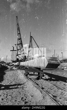 Stettin, 1948-09. Rozbudowa Portu Szczeciñskiego. Budowa stacji rozrz¹dowej, która bêdzie obs³ugiwa³a basen prze³adunkowy. msa PAP Dok³adny dzieñ wydarzenia nieustalony. Szczecin, September 1948. Die Entwicklung des Hafens von Stettin. Der Bau des Rangierbahnhofs für den Betrieb des Umladebeckens. msa PAP Stockfoto