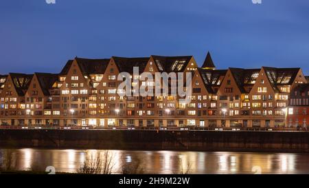 Beleuchtete Gebäude in der Kölner Nachtsilhouette Stockfoto