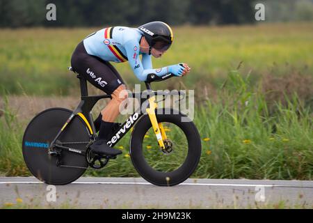 Der belgische Top-Radfahrer Wout Van Aert im Einzelzeitfahren bei den UCI-Straßen-Weltmeisterschaften 2021 in der Nähe von Bruge, Belgien. Stockfoto