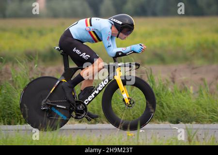 Der belgische Top-Radfahrer Wout Van Aert im Einzelzeitfahren bei den UCI-Straßen-Weltmeisterschaften 2021 in der Nähe von Bruge, Belgien. Stockfoto