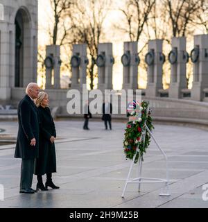 Washington, Vereinigte Staaten Von Amerika. 07th Dez 2021. Washington, Vereinigte Staaten von Amerika. 07. Dezember 2021. US-Präsident Joe Biden und First Lady Jill Biden legen einen Kranz zum Gedenken an den 80th. Jahrestag des japanischen Angriffs auf Pearl Harbor am 2. Weltkrieg am 7. Dezember 2021 in Washington, DC Credit: Adam Schultz/White House Photo/Alamy Live News Stockfoto