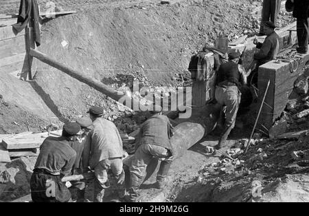 Warszawa, 1948-09. Budowa Trasy W-Z (Trasa Wschód-Zachód). NZ. Budowa tunelu przy placu Zamkowym. msa PAP Dok³adny dzieñ wydarzenia nieustalony. Warschau, September 1948. Der Bau der W-Z (Ost-West-Route). Im Bild: Der Bau eines Tunnels auf dem Zamkowy-Platz. msa PAP Stockfoto